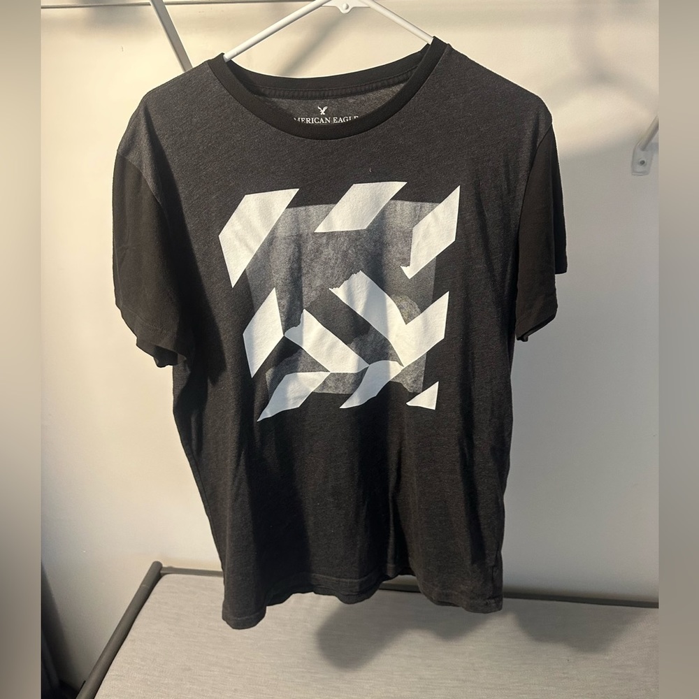 American Eagle Large Black & Grey Graphic Tee.